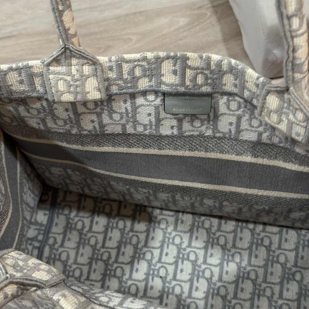 Dior Gray and White Tote Bag - Picture 9 of 11